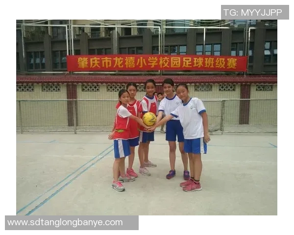 足球女将风采尽显：带球突破瞬间捕捉足球明星力量与优雅结合