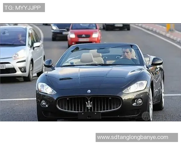 足球巨星豪车出行引热议球迷关注其驾驶行为与社会影响